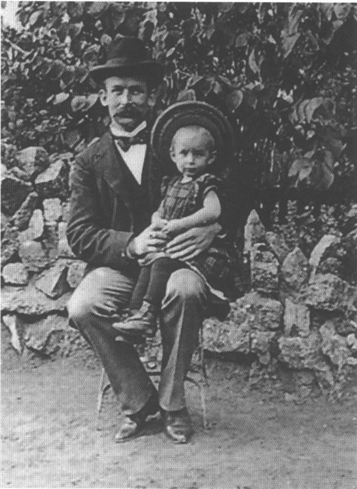 Эрих Мария Ремарк в детстве с отцом