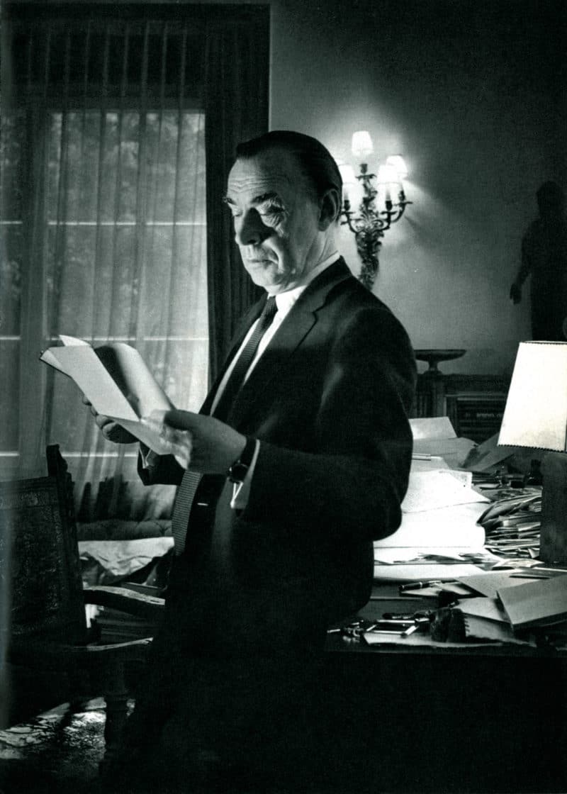 Эрих Мария Ремарк в своем кабинете