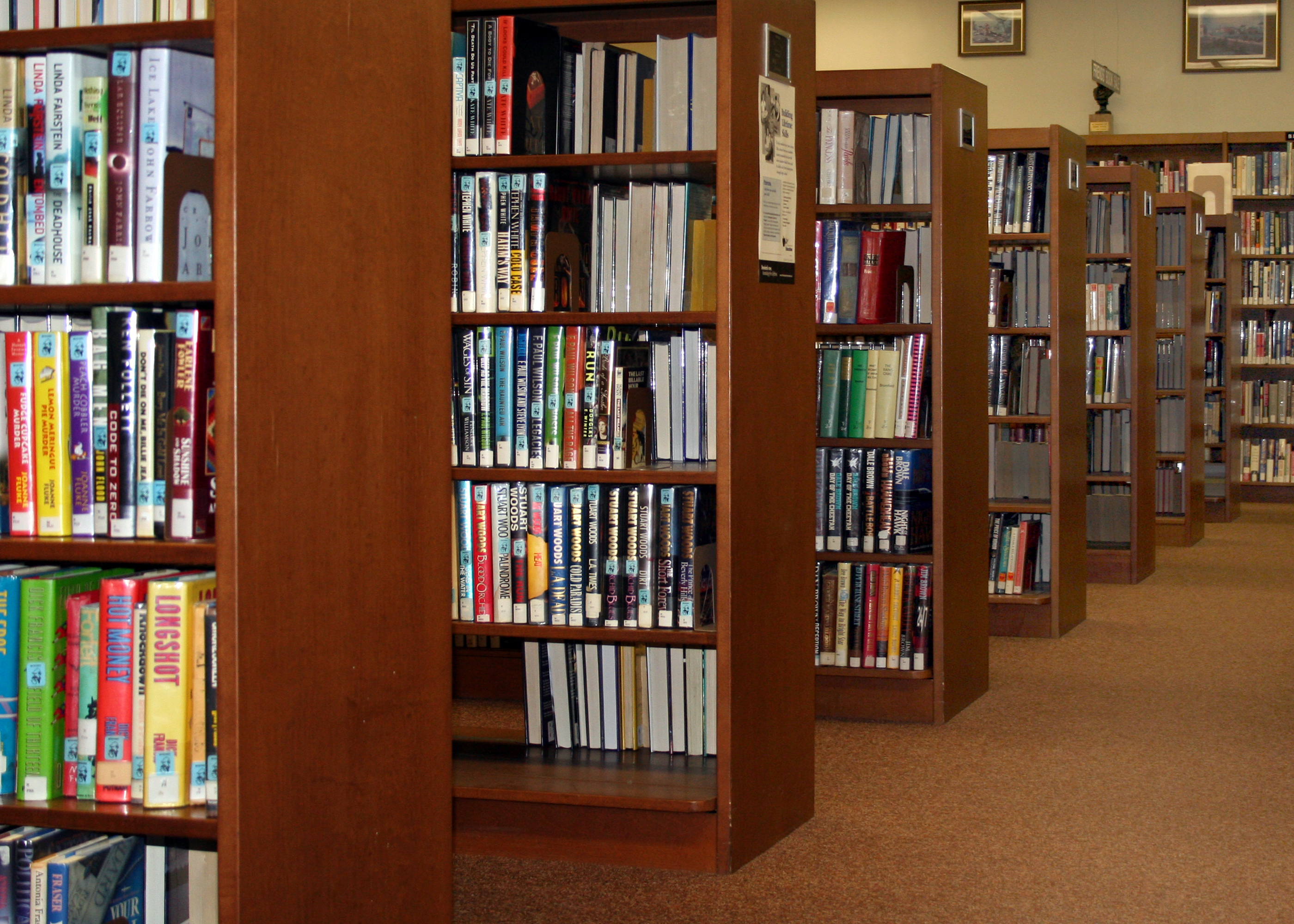 Найдите в библиотеке сборник. Школьная библиотека. Книга библиотека. Дверь в библиотеку. Книгохранилище библиотеки.