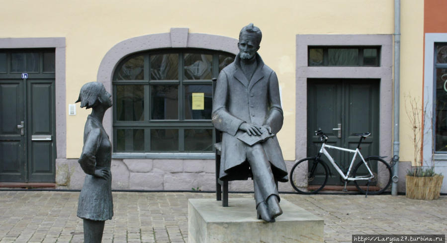 Памятник Ницше